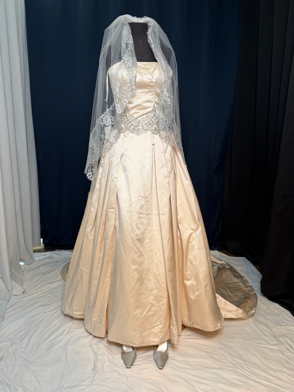 NWT COCOE VOCI WEDDING GOWN SIZE 4 w/veil & clutch - Picture 10 of 16